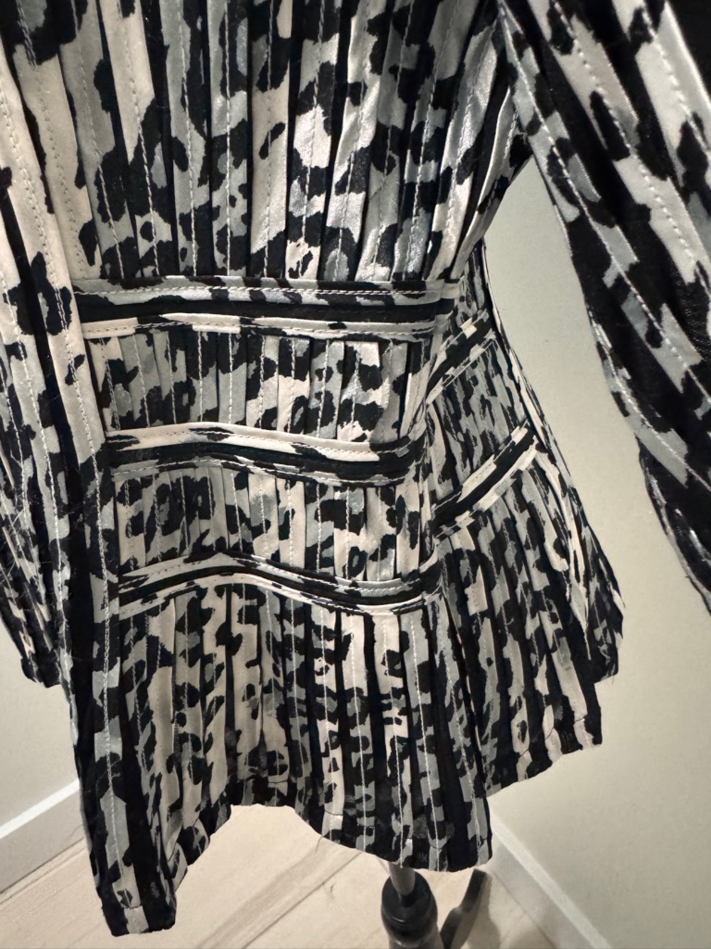 Black/White Vertical Print Jacket  Full Zipper 3/4 Sleeve Shutter Pleats Sz M/L - Picture 4 of 16